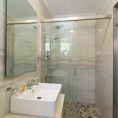 Diamanto Complex 4* كارافوميلوس